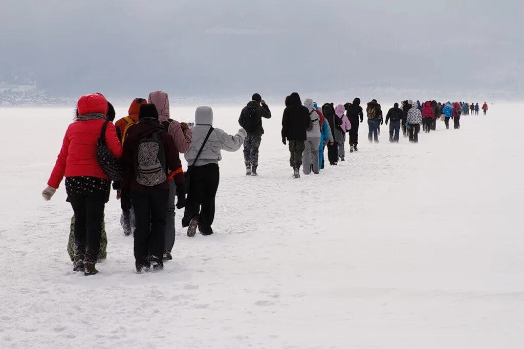 люди ходят по льду. прочный лед. люди ходят по льду. человек ходит по льду. люди на льду байкала.