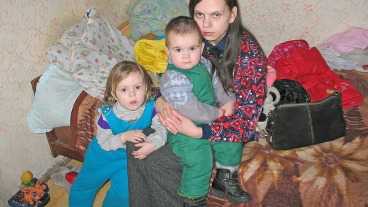 Бедная семья. Бедная многодетная семья. Бедные семьи с детьми в России. Нищие многодетные.
