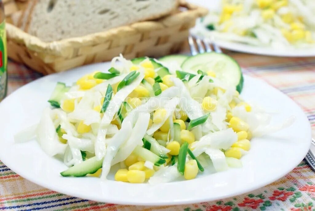 Салат из капусты огурцов кукурузы. Салат капуста огурец кукуруза. салат из капусты с огурцом и кукурузой. салат из капусты и кукурузы. салат из белокочанной капусты и кукурузы.