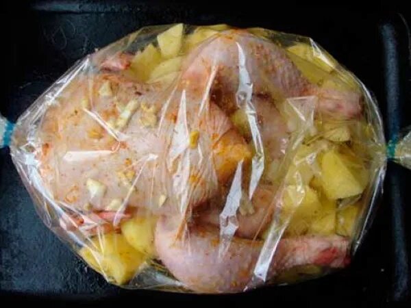 Картошка с курицей в пакете для запекания. Курица в рукаве для запекания. Курица в пакете для запекания в духовке. Курочка в пакете для запекания.