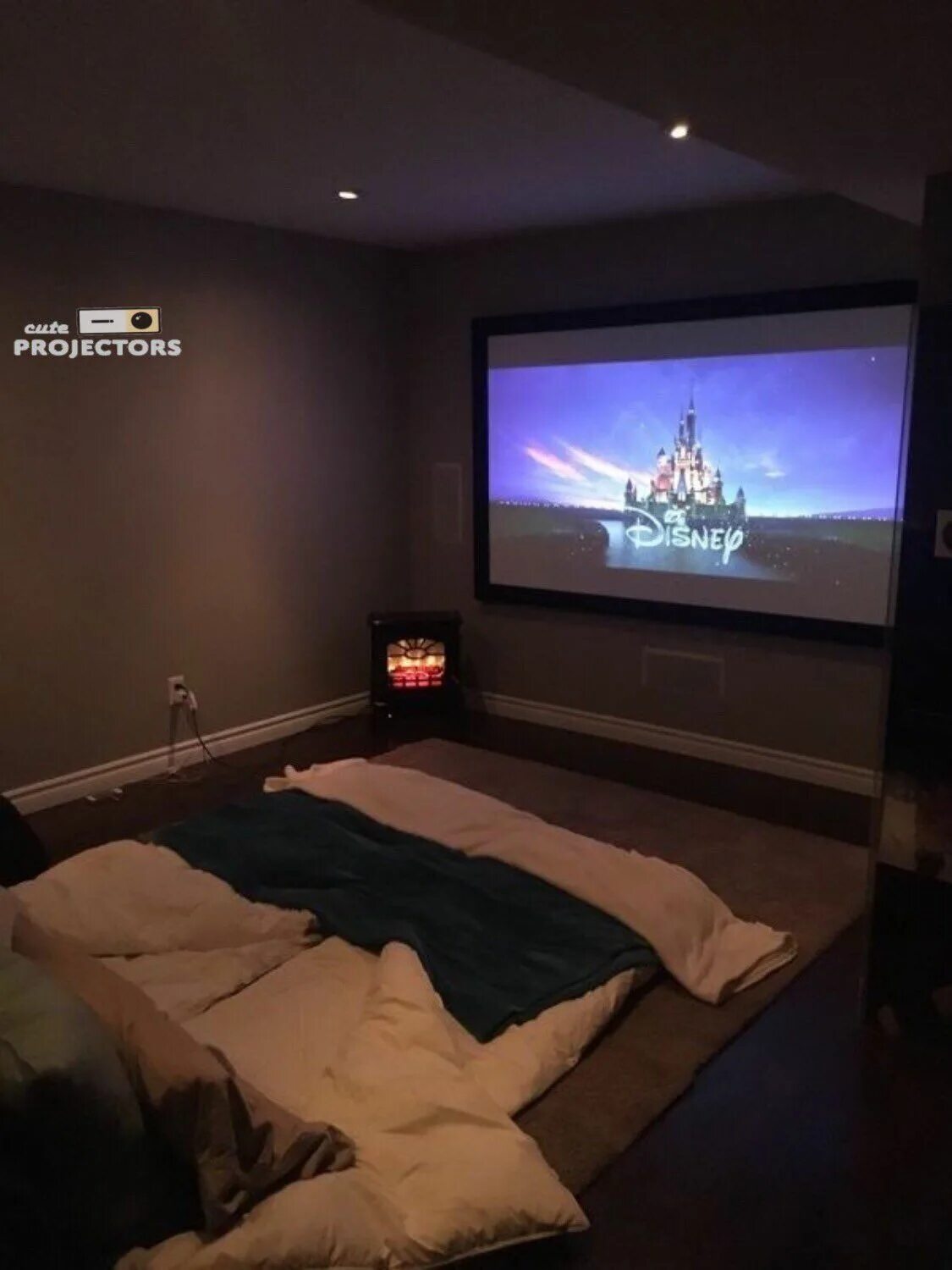 Телевизор квартира включить. Кинотеатр в спальне. Уютная комната с проектором. Проектор в спальне. Комната с большим телевизором.