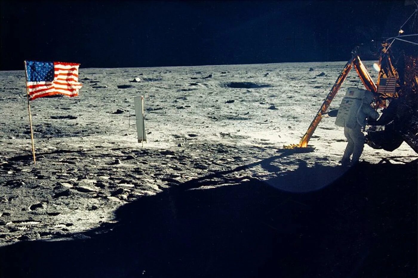 Апполо 11 на Луне. Аполлон 11 высадка на луну. Ступил на поверхность луны