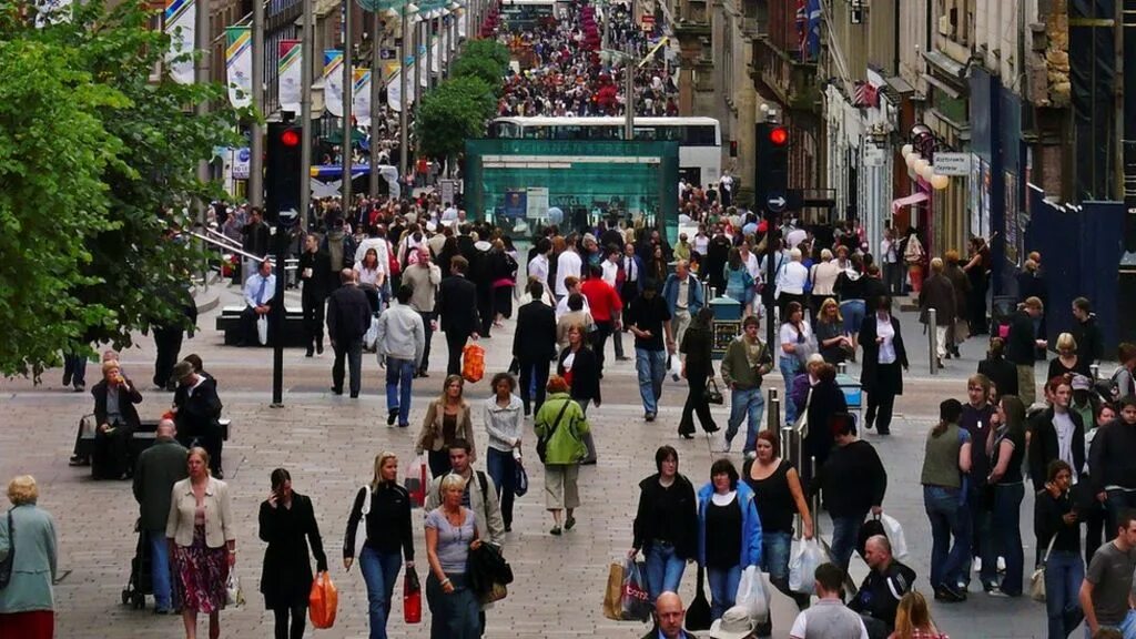 People live in scotland. Эдинбург население 2021. Население Шотландии 2023. Эдинбург население 2023. Population of Scotland 2021.