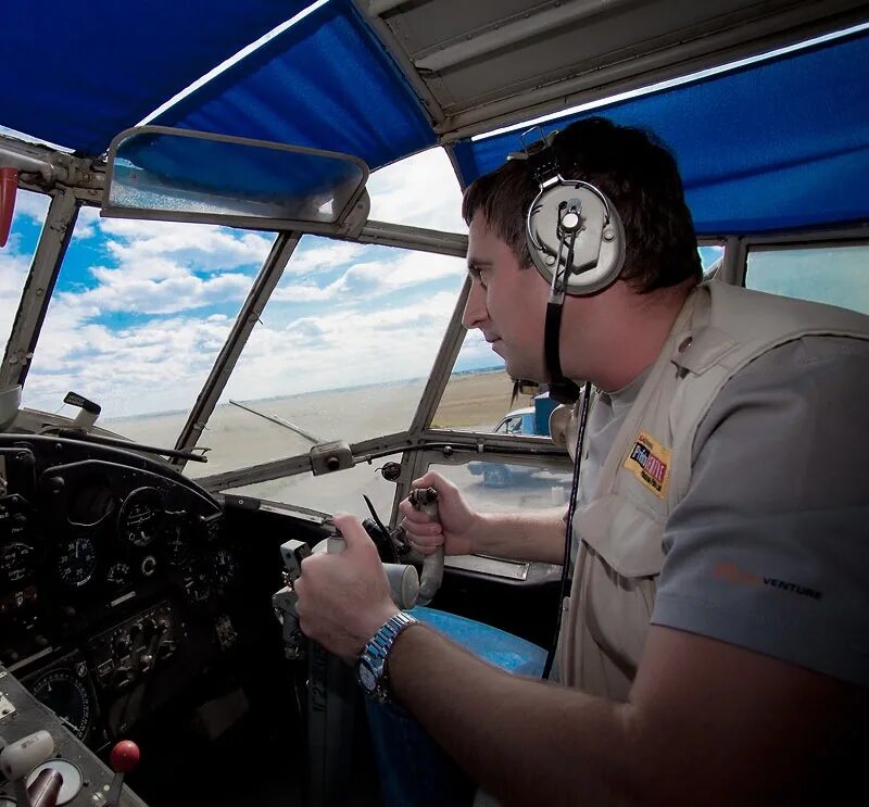 Полет на самолете за штурвалом. Штурвал Cessna 172. За штурвалом самолета. Летчик за штурвалом.