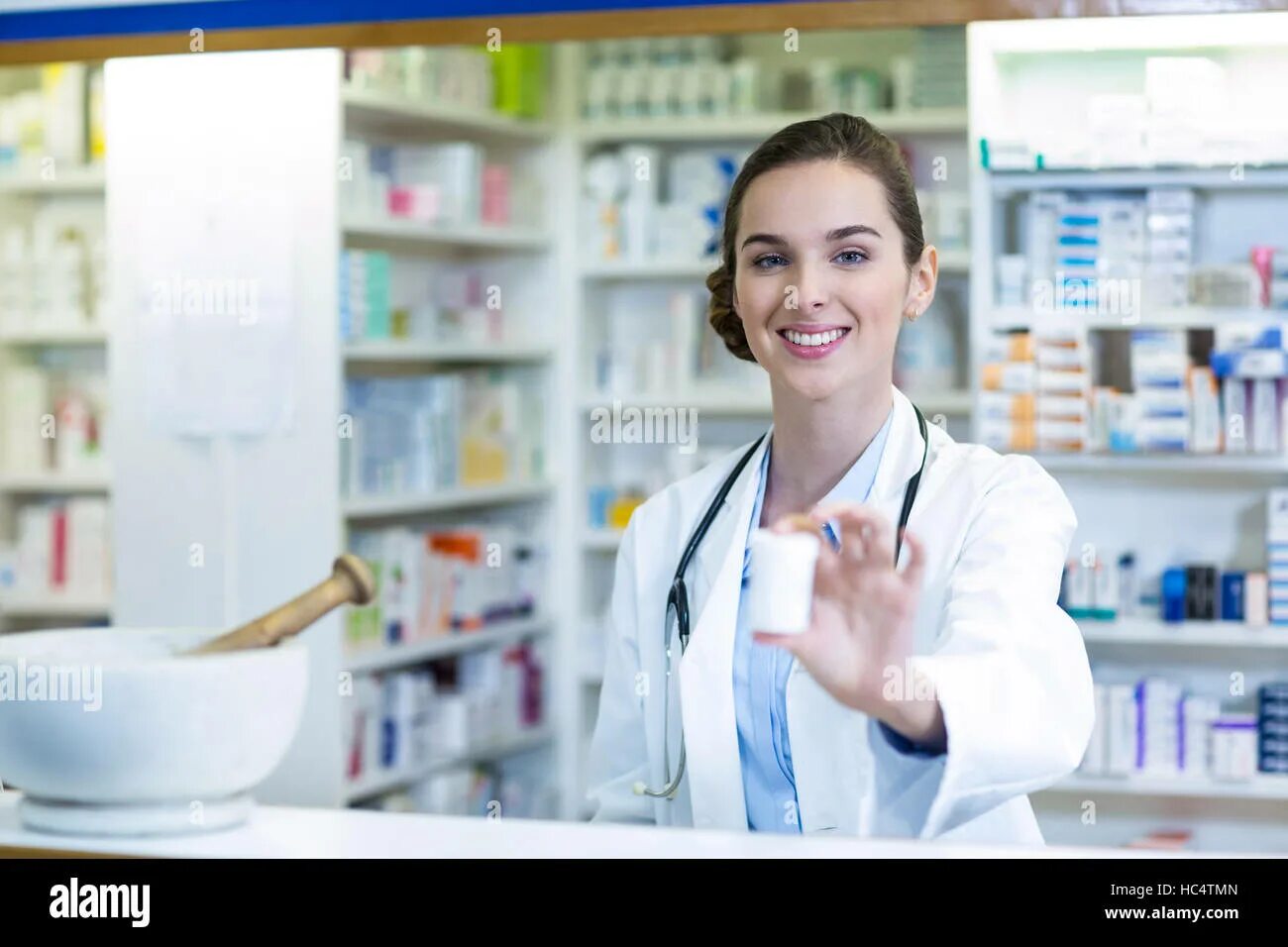 в аптеке и больнице фармацевт. люди в аптеке. контроль качества фармация. фармацевт 4 читать полностью. книга фармацевта.