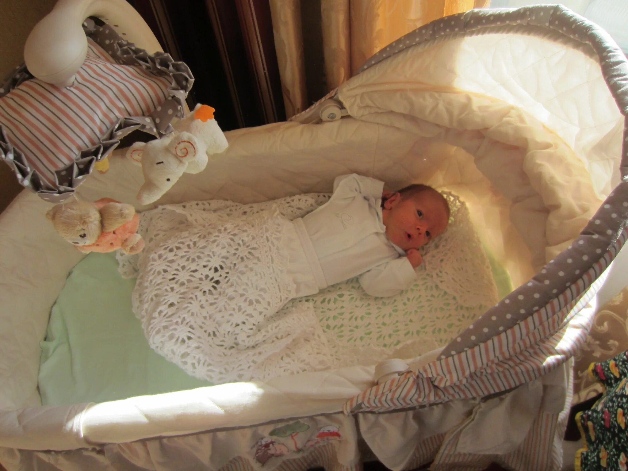 Спать в люльку. Кроватка для новорожденного. Колыбелька для новорожденного. Люлька для младенцев в доме. Люлька для новорожденных на выписку.