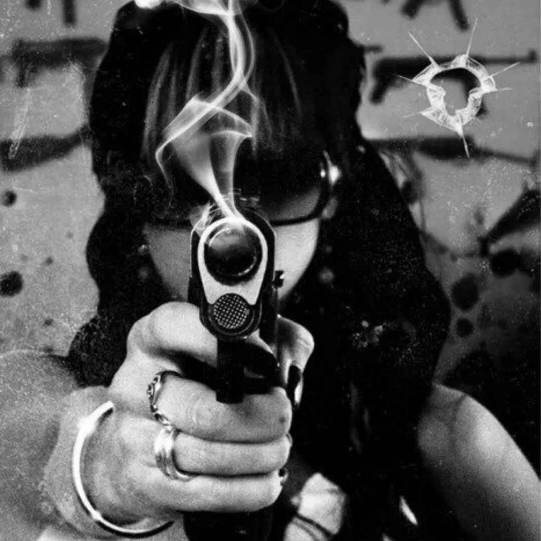 Аватарки с пистолетом. Девушка с пистолетом. Девушка под дулом пистолета. Дуло пистолета в лицо. Аватарка.