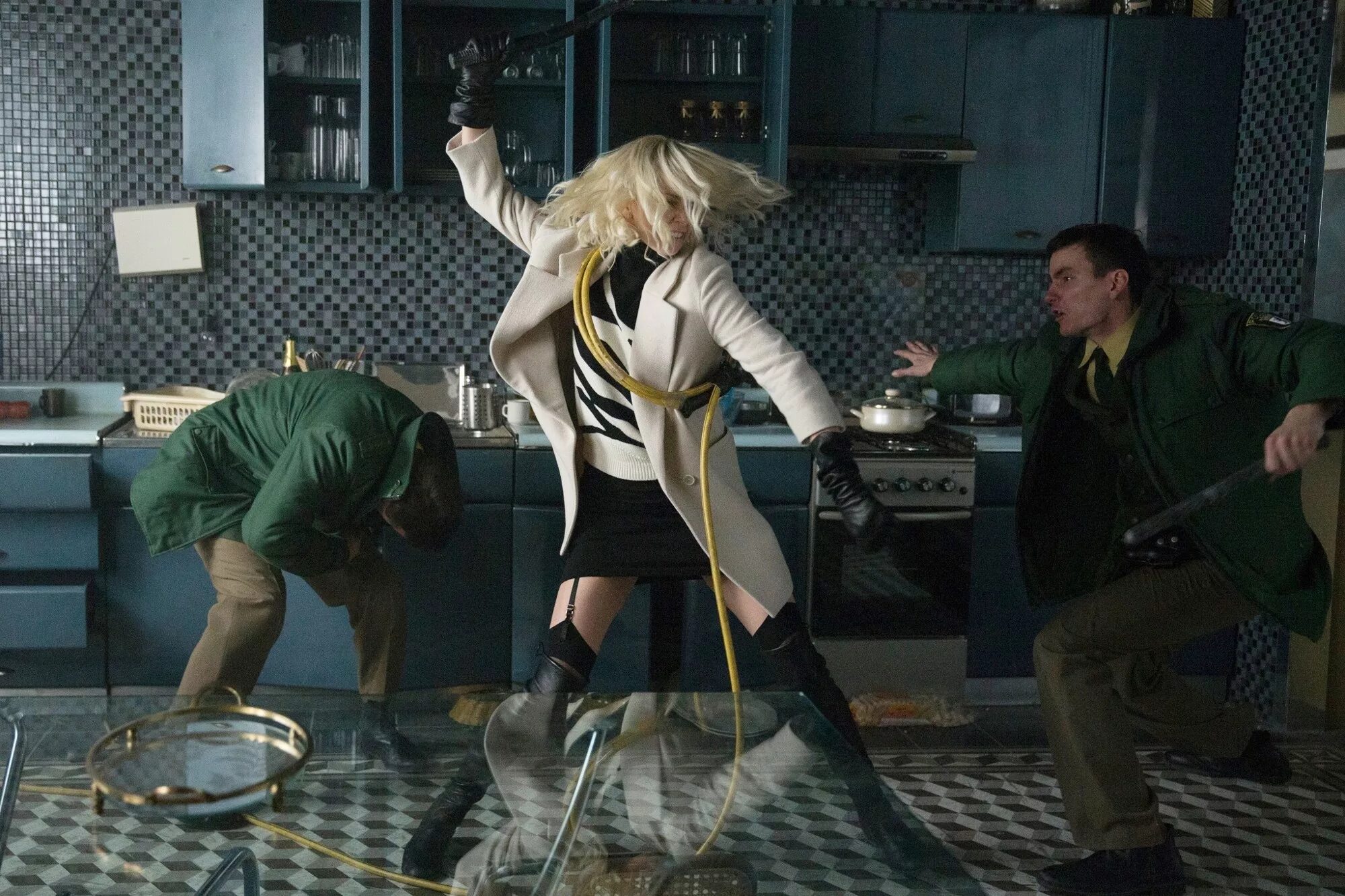 Atomic blonde. Шарлиз Терон атомная блондинка. Шарлиз Терон Atomic blonde. Шарли́з Те́рон взрывная блондинка.