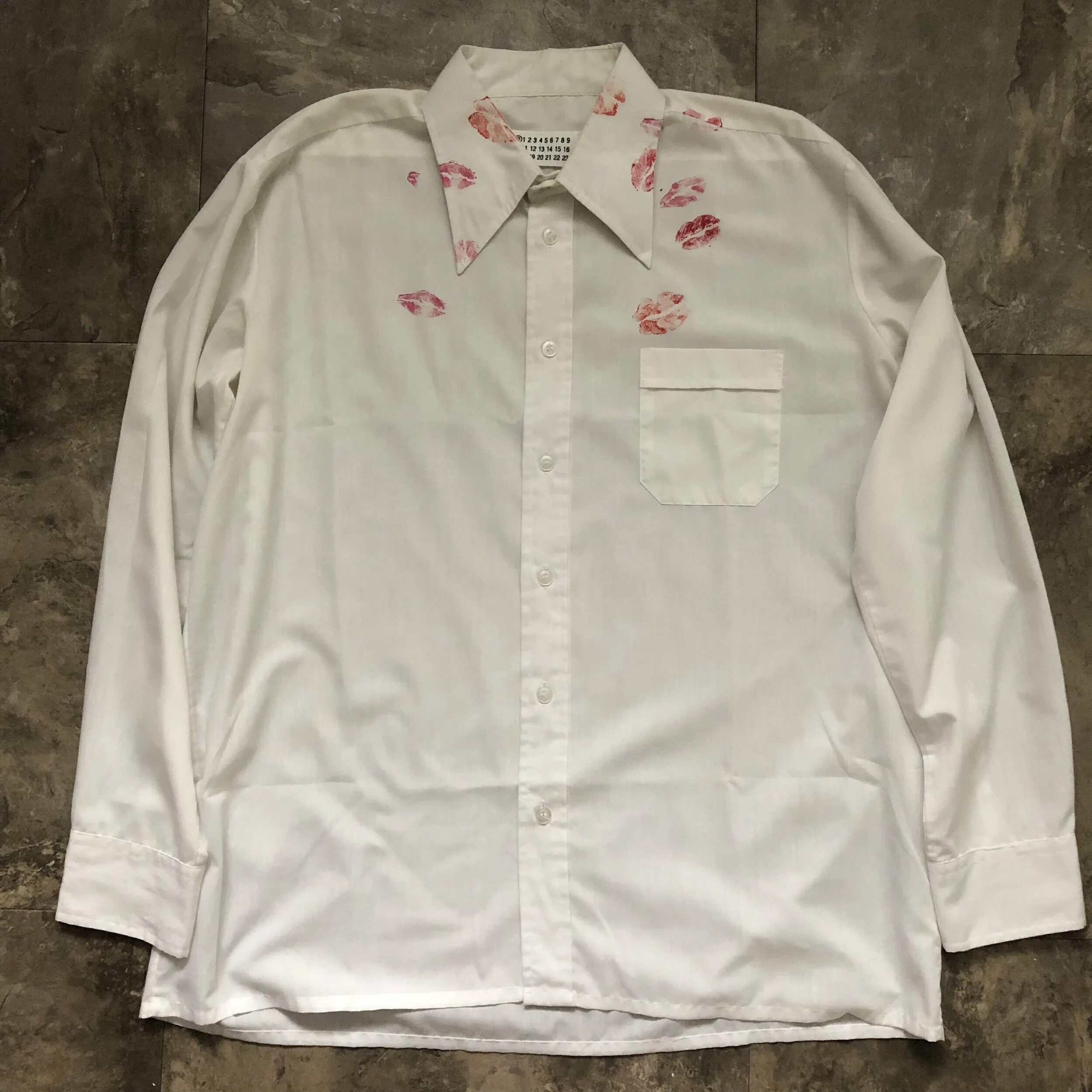 Рубашка с поцелуями мужская. Рубашка maison margiela kiss. Рубашка с поцелуями. Maison margiela kiss shirt. Белая рубашка с поцелуями мужская.