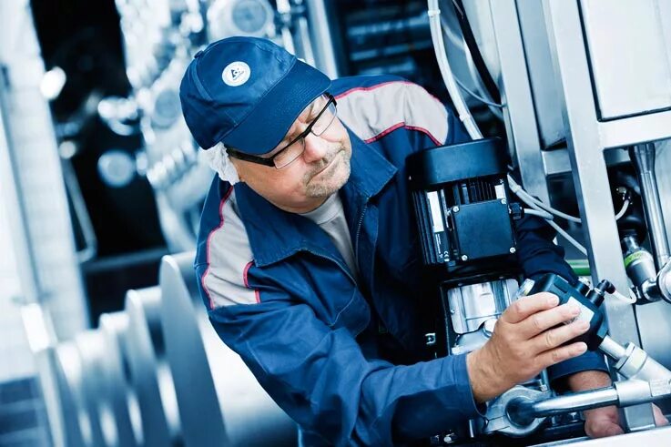 Инженер сервис воронеж. Сервис инженер интернет. Сервис инженер. Инженер-сервис воронеж фото. Эра инженеров логотип.