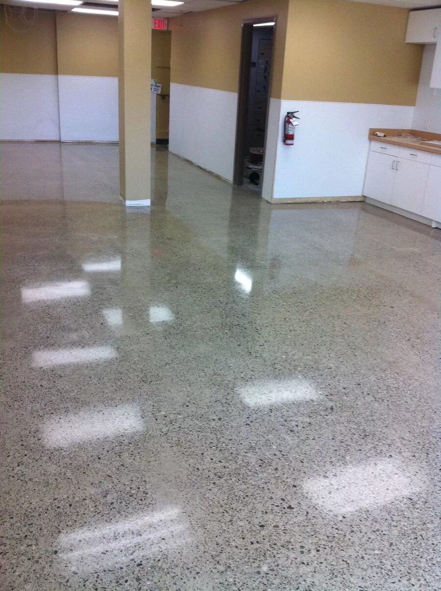 Шлифование бетонных полов dg 150. Шлифованный бетонный пол. Наливной пол микроцемент. Отциклевать бетонный пол. Полированные бетонные полы.