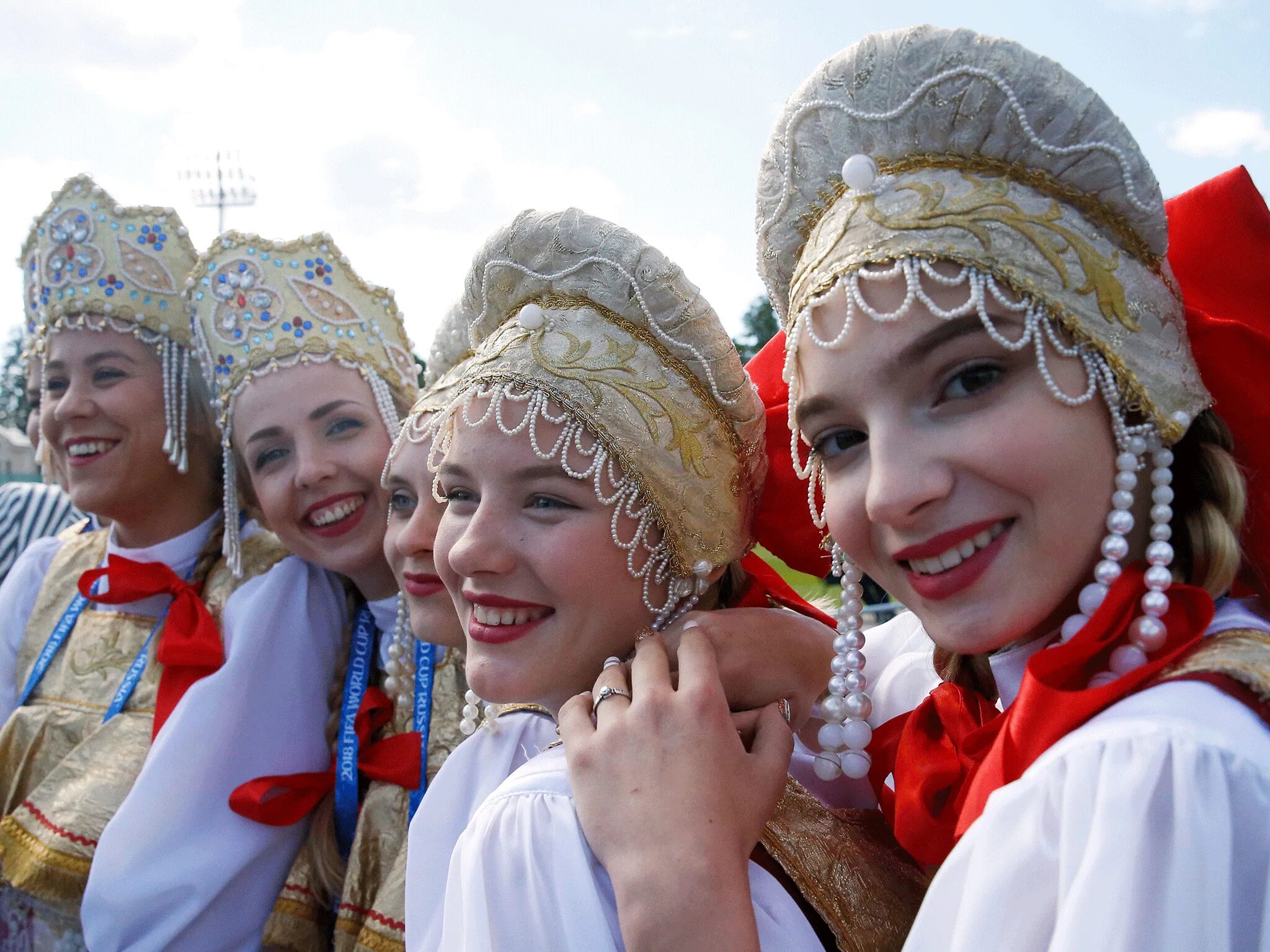 Выею русскую. Русский человек. Доброжелательный русский человек. Современные русские люди. Красивые русские люди.