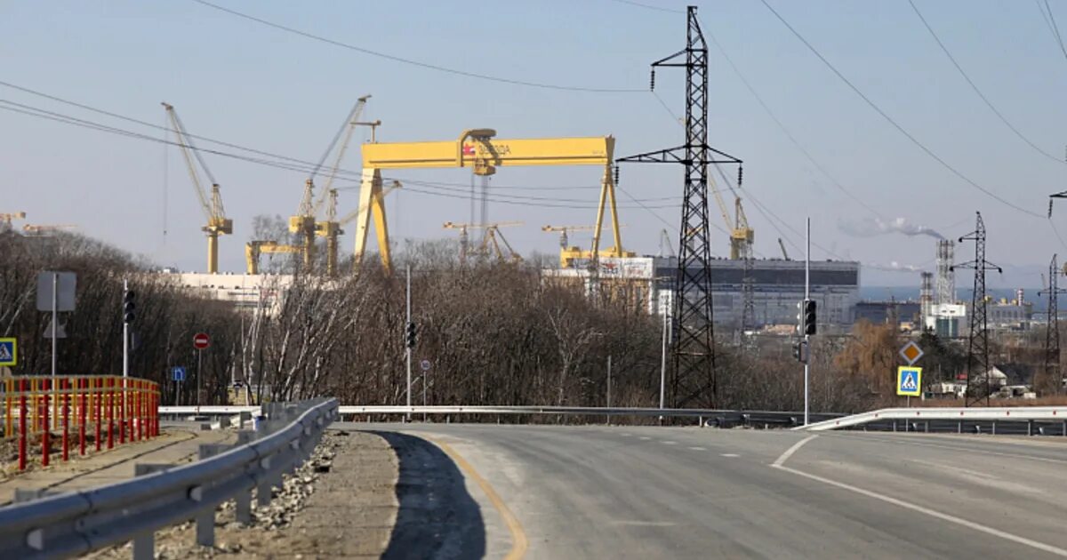 Большой камень владивосток звезда. Валун на дороге. Ремонт дороги фокино-пупково. Новая дорога владивосток находка порт восточный. Дорога до большого камня.