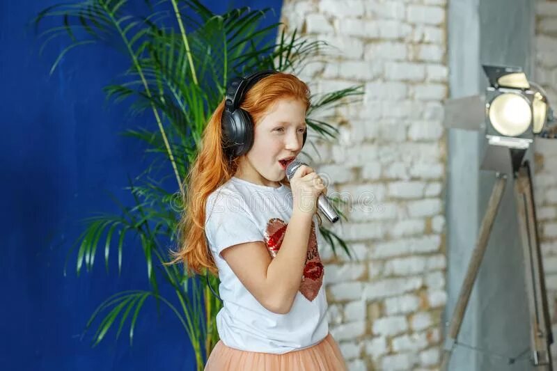 Рыжая девочка поет. Рыжая маленькая девочка поет. Рыжие петь умеют петь. Маленькая девочка поет джаз о кофе.