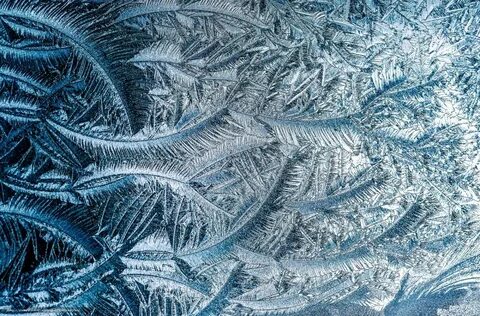 Он рисует на стекле пальмы звезды ялики