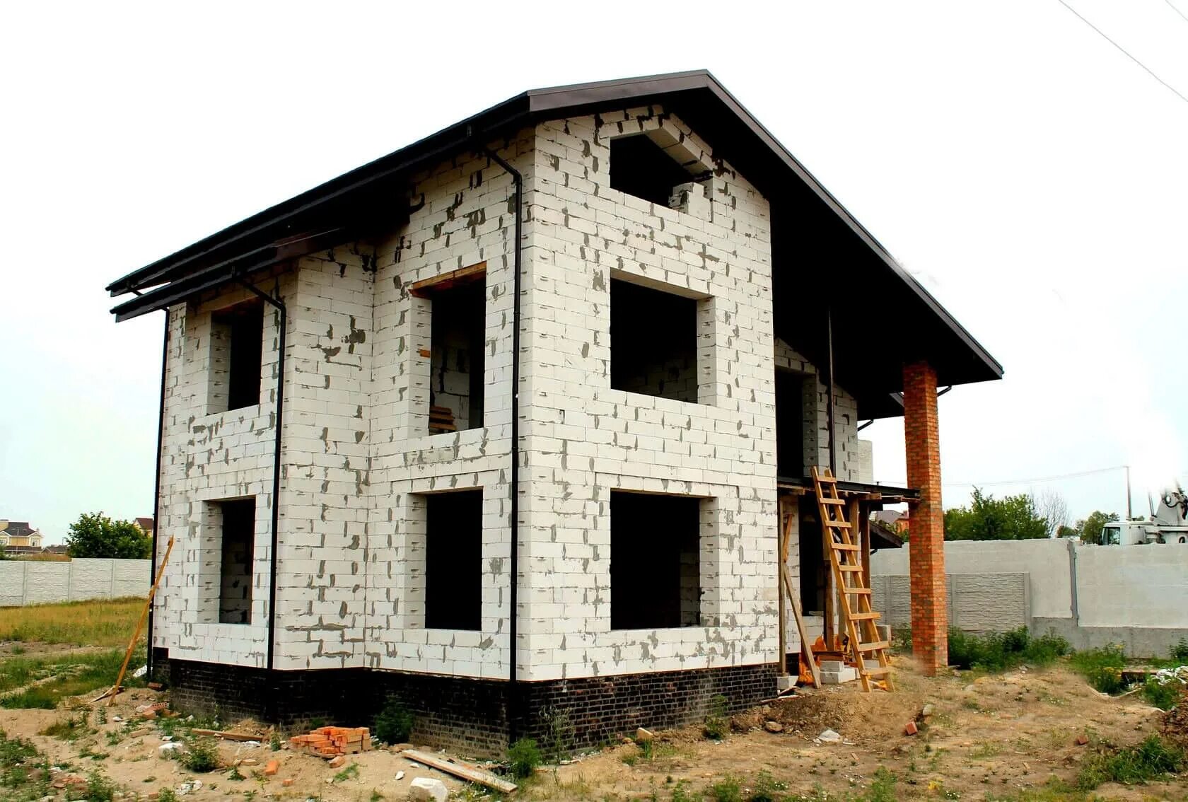 Строим из газобетона под ключ. Дома из газобетонных блоков. Строим из газобетона под ключ. Дом из газобетона. Газоблок дом.