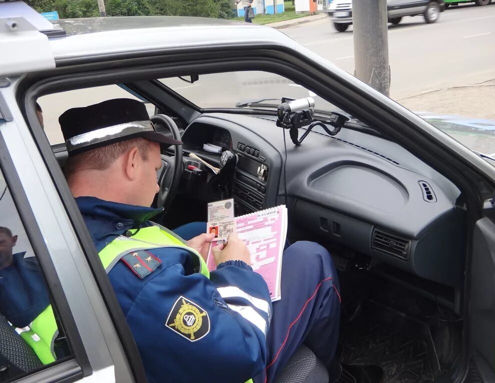 дпс выписывает штраф. инспектор дпс. дпс штраф. дпс выписывает штраф. полицейский штрафует.