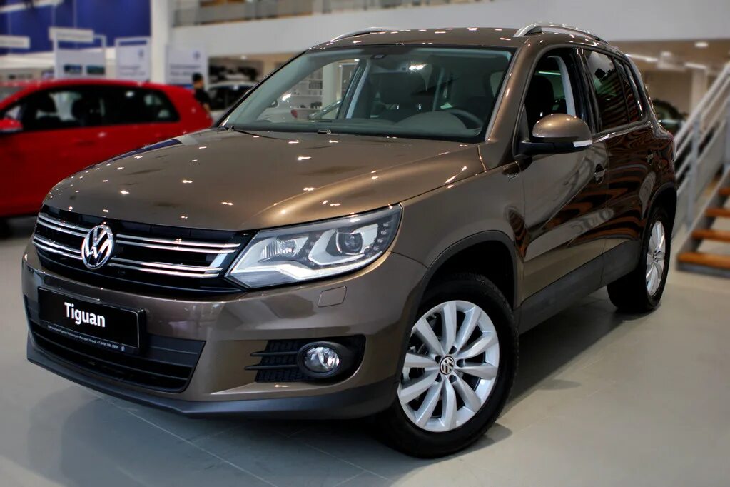 Volkswagen Tiguan легковой универсал 2014. Фольксваген Тигуан 2009. Фольксваген Тигуан 2015 коричневый. Volkswagen Tiguan Toffee. Куплю фольксваген тигуан б у