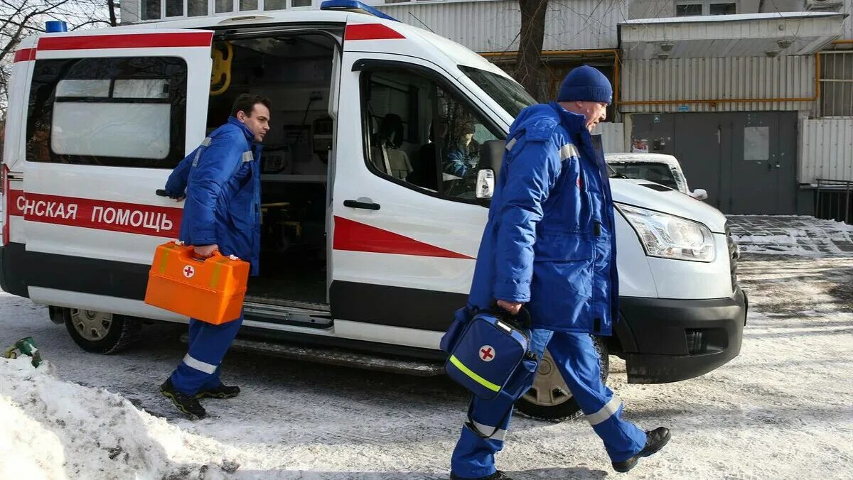 Бахилы врачам скорой помощи. Скорая медицинская помощь. Врач скорой помощи. Фельдшер скорой медицинской помощи.