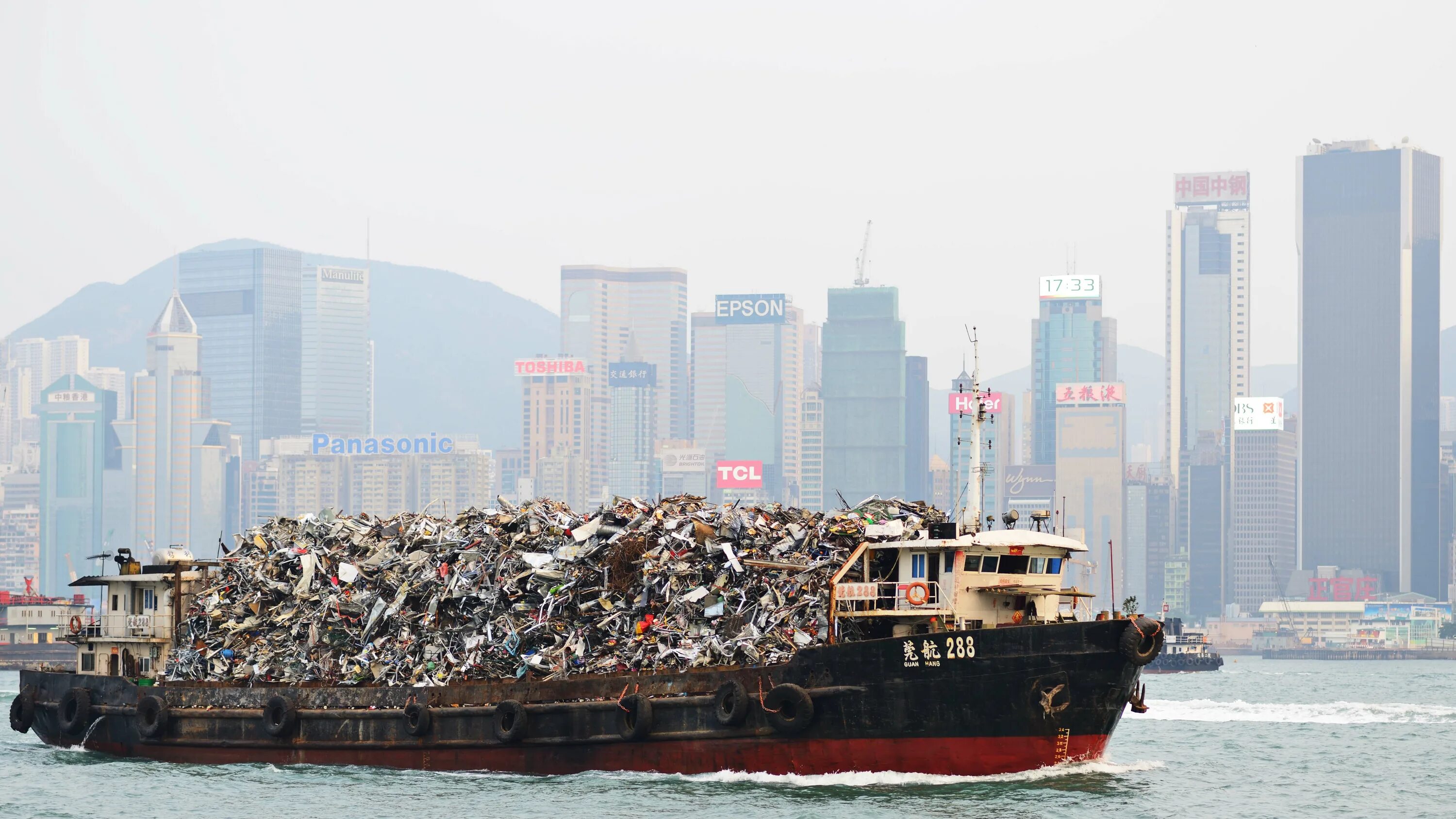 Огромное количество проблем. Свалка Laogang, Шанхай, Китай. Корабль с мусором. Баржа с мусором.