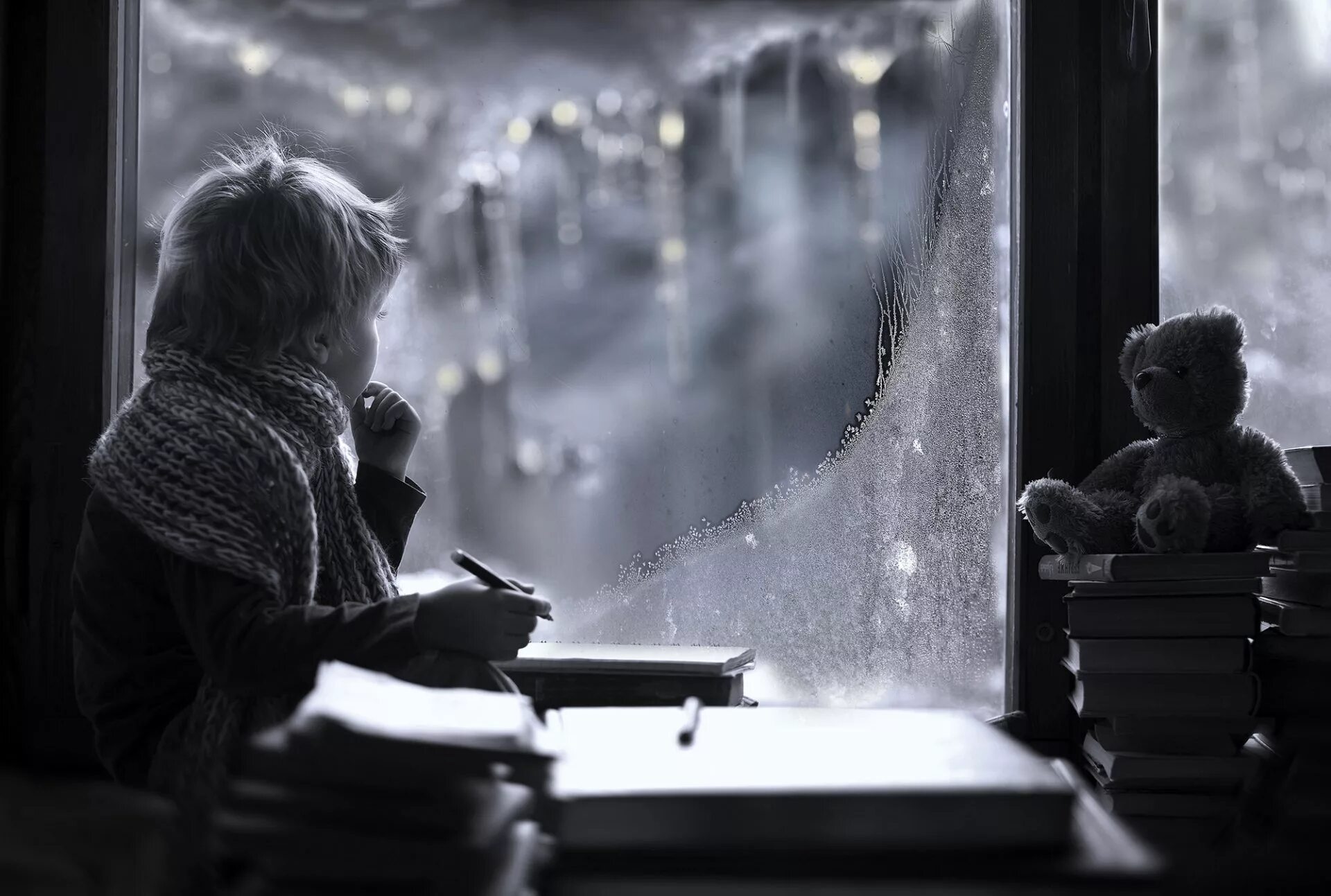 Чтение зимним вечером. Скучает у окна. Мальчик у окна. Девочка у окна. Грустный мальчик у окна.