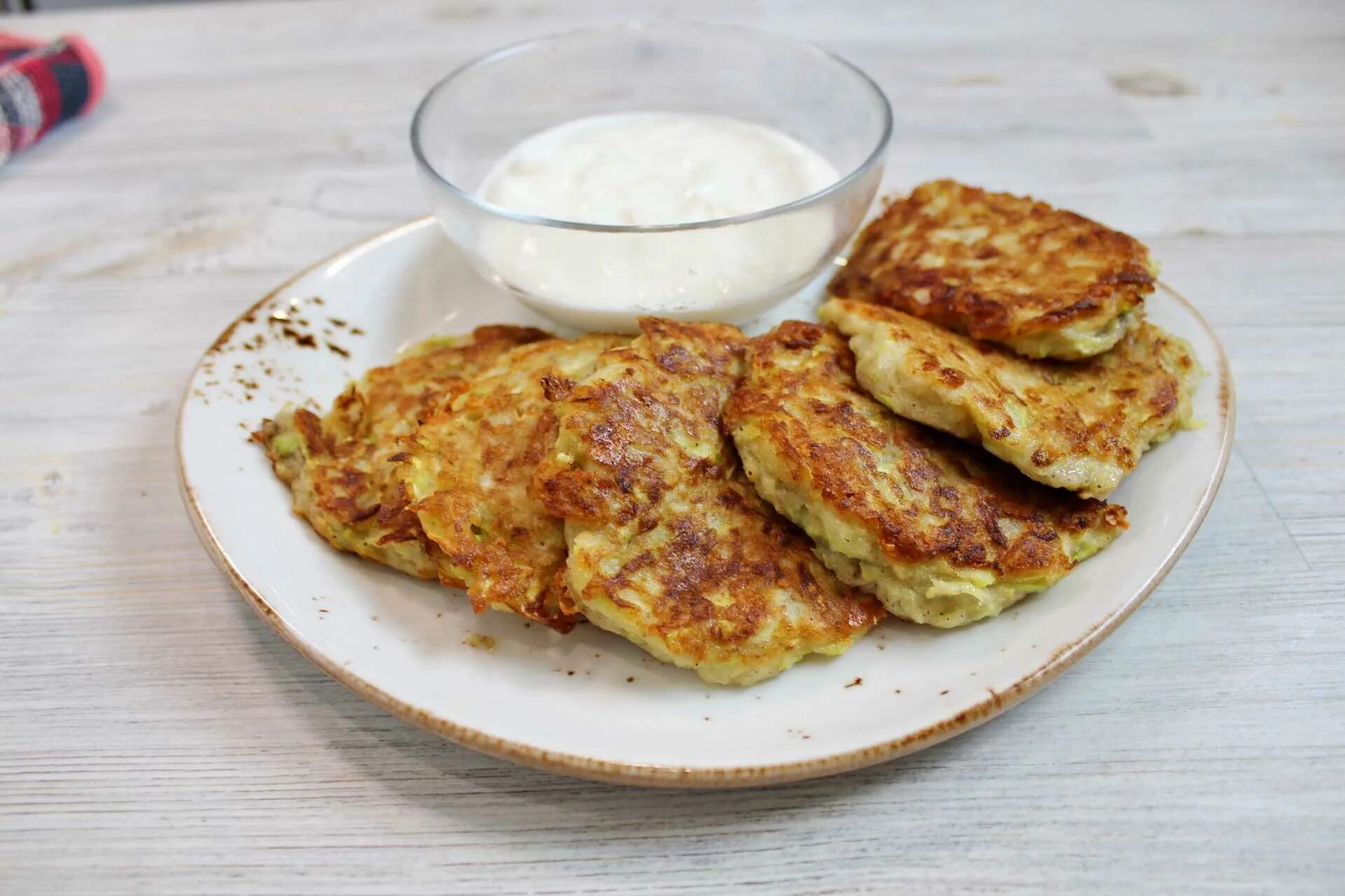 Оладьи из цуккини. Оладьи из кабачков с сыром и чесноком. Кабачковые оладьи с сыром. Oладьи из кабачкoв c сырoм и чеснокoм. Рецепт драников с луком и чесноком