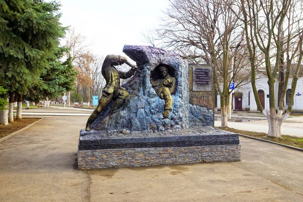 Достопримечательности красного сулина. Красный сулин какая область. Красный сулин памятник ленина. Красный сулин какая область. Улица кирова красный сулин.