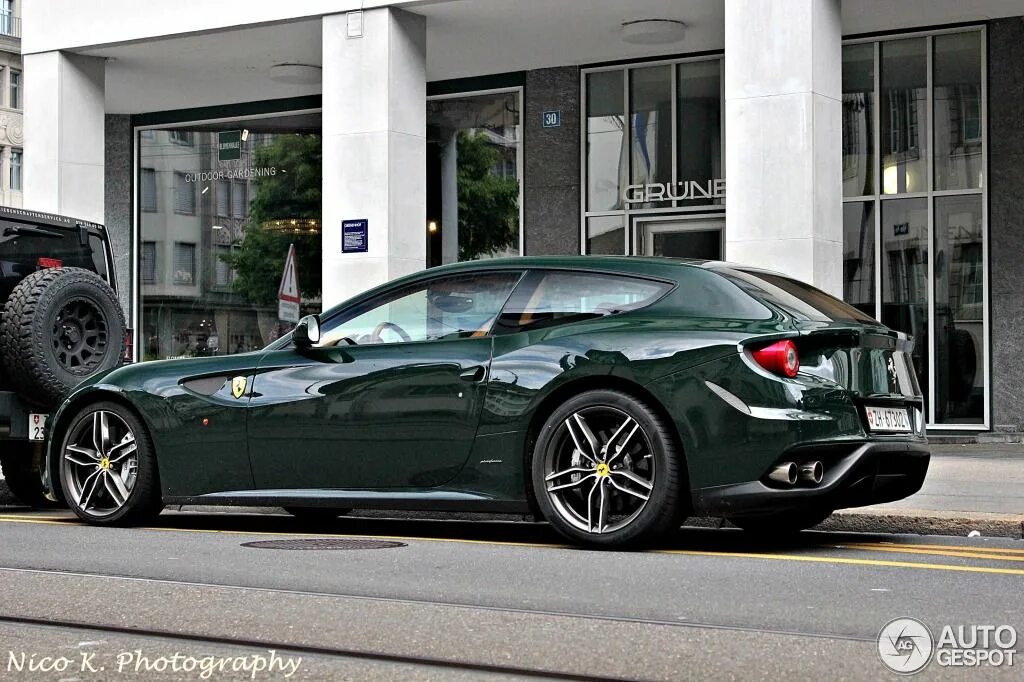 Форд фокус 2 зеленый изумруд. Dodge challenger hellcat зеленый. Ferrari ff green. Ferrari ff green. Темно зеленый фон.