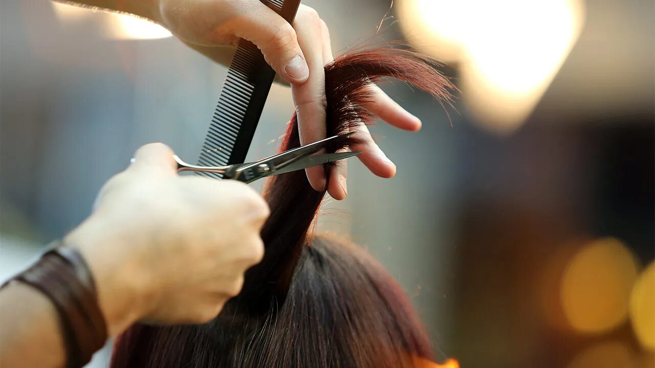 Стрижка волос в марте 2024 г. Стрижка волос в салоне. Красивый парикмахер. Стрижка парикмахер. Парикмахер стрижет.