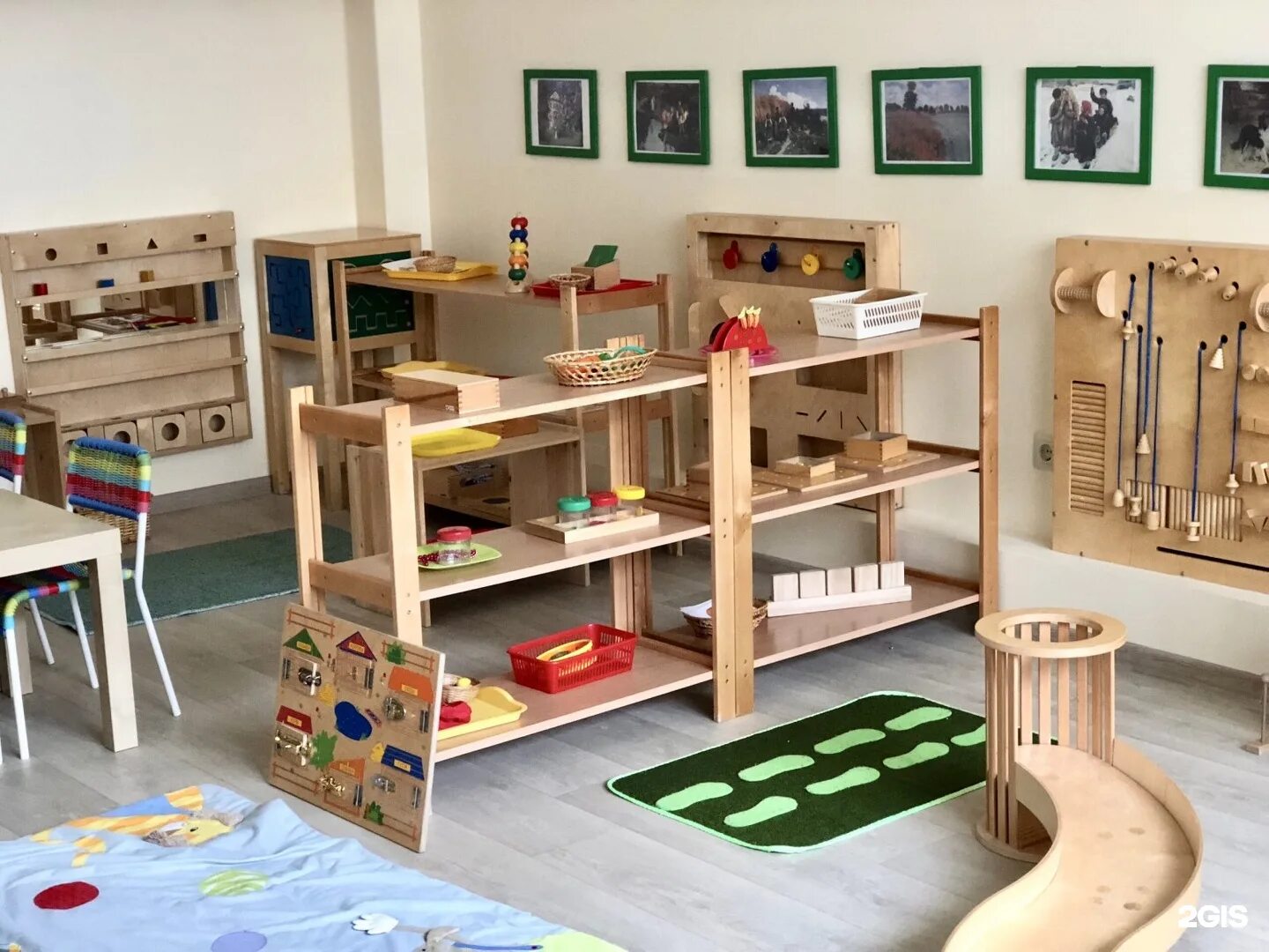 Детский сад марии монтессори. Детское развивающее пространство. Детская комната монтессори для 2. Сад марии монтессори. Мария монтессори комната.