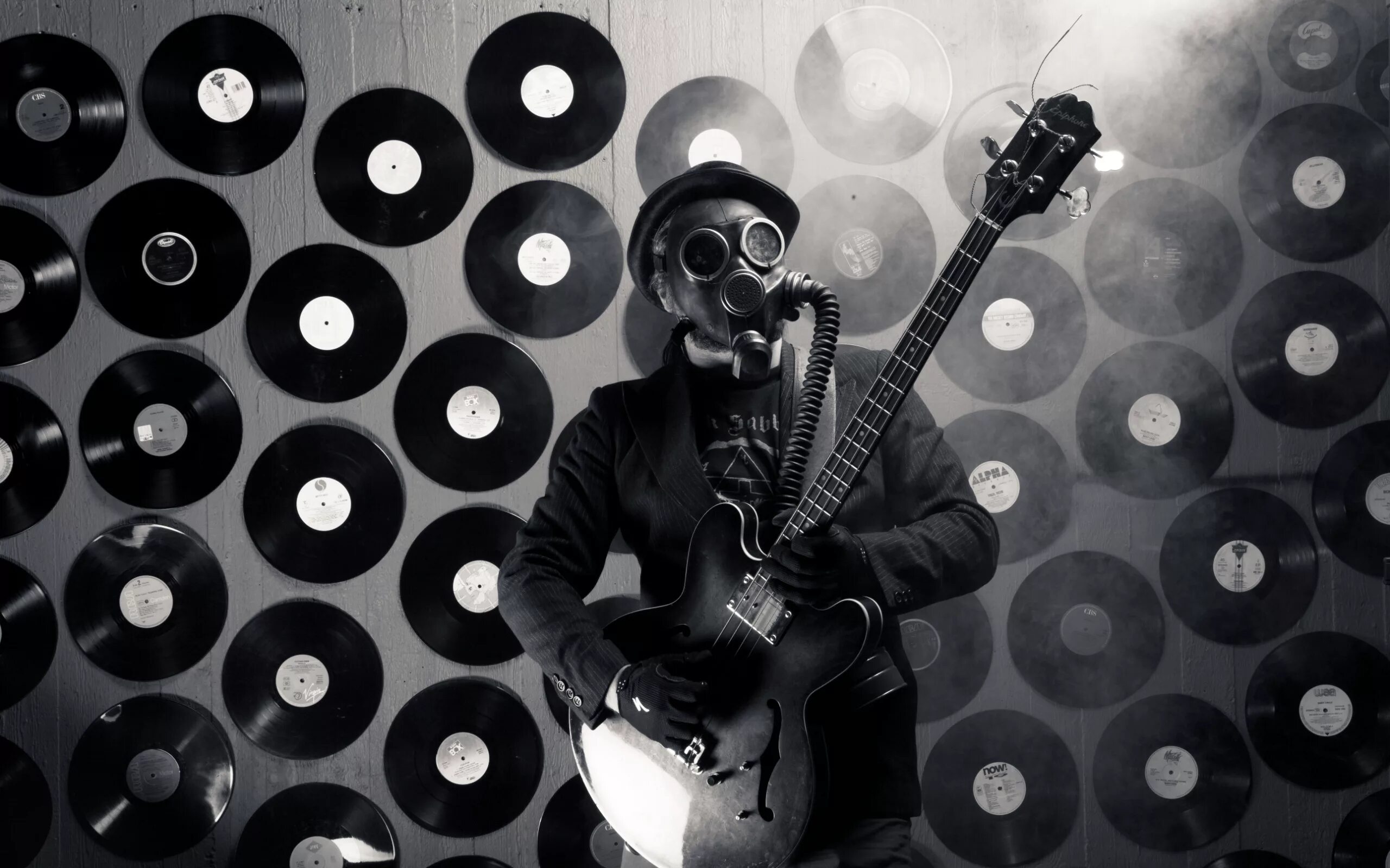 девочка в больших наушниках. сердце в наушниках. красивый закат с рукой. музыка картинки. диджей с наушниками.