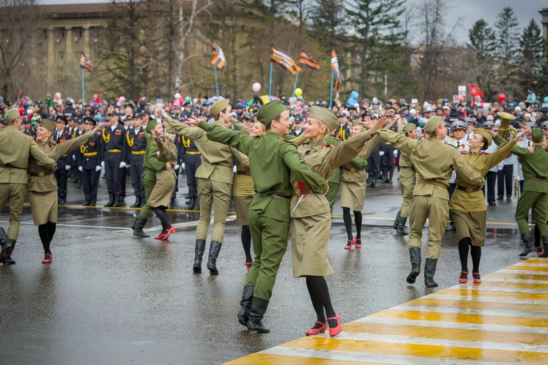 Праздник победы народ отмечает. С праздником днем победы. празднование 9 мая. празднование великой победы. 9 мая праздник парад.