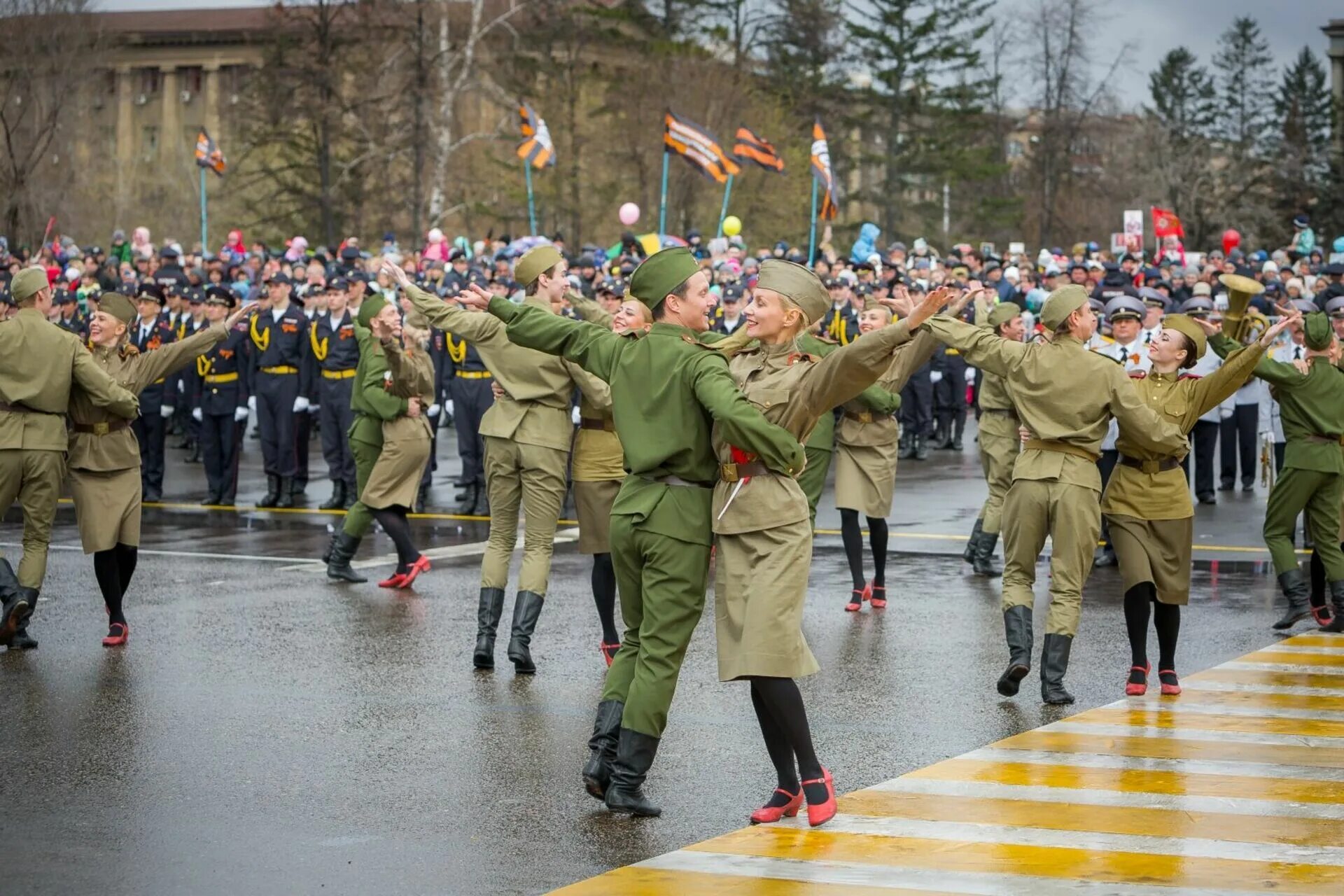 Почему праздник победы 9 мая. С праздником днем Победы. Празднование 9 мая. Празднование Великой Победы. 9 Мая праздник парад.