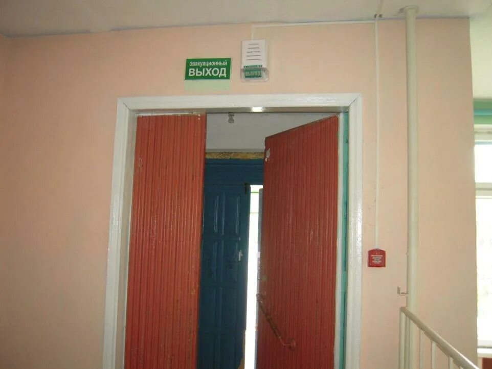 запасный выход школы. запасный выход школы. запасный выход школы. противопожарные эвакуационные двери. аварийный выход дверь.