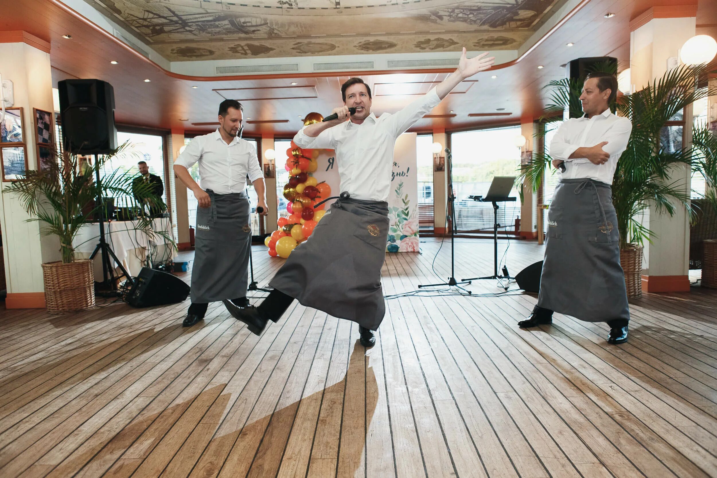 Поющие официанты. Шоу поющих официантов. Поющие официанты москва. Поющие официанты. Поющие официанты.