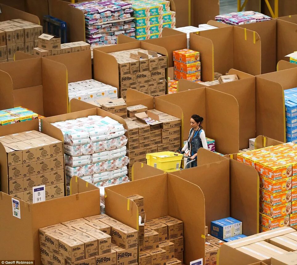 упаковка товара. склад упаковки. упаковка коробок на складе. коробки для упаковки товара. картонные коробки склад.