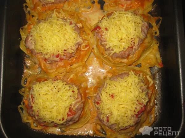 Гнёзда с фаршем и макаронами в духовке сыром. Гнезда с фаршем в духовке пошаговый рецепт. Фаршированные гнезда. Макароны гнёзда с фаршем в духовке. Вермишелевые гнезда.