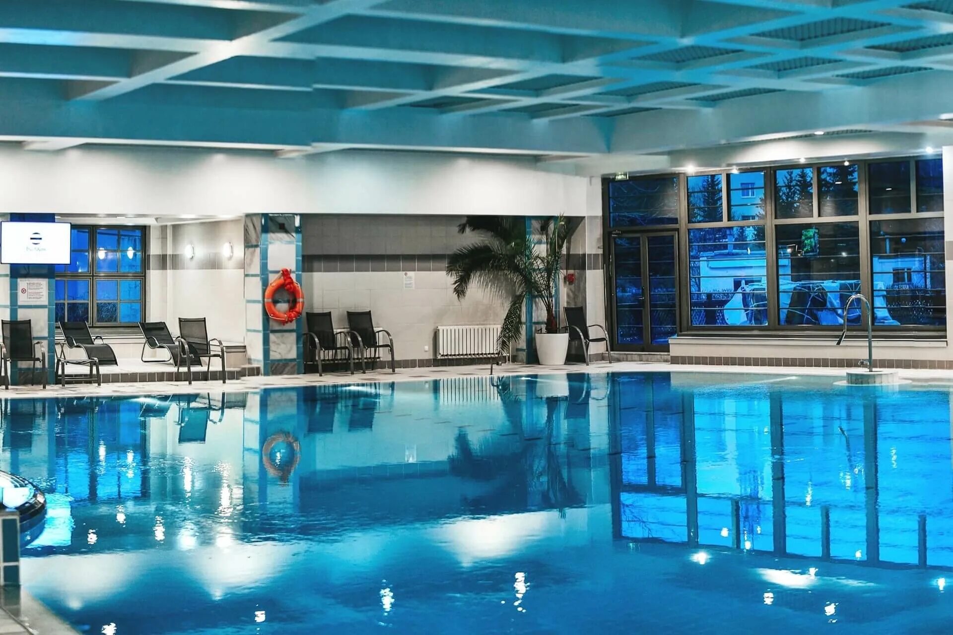 Пентхаус с бассейном. Фотосъёмка с бассейном. Апартаменты с бассейном. Квартира с бассейном. Акватория зил.