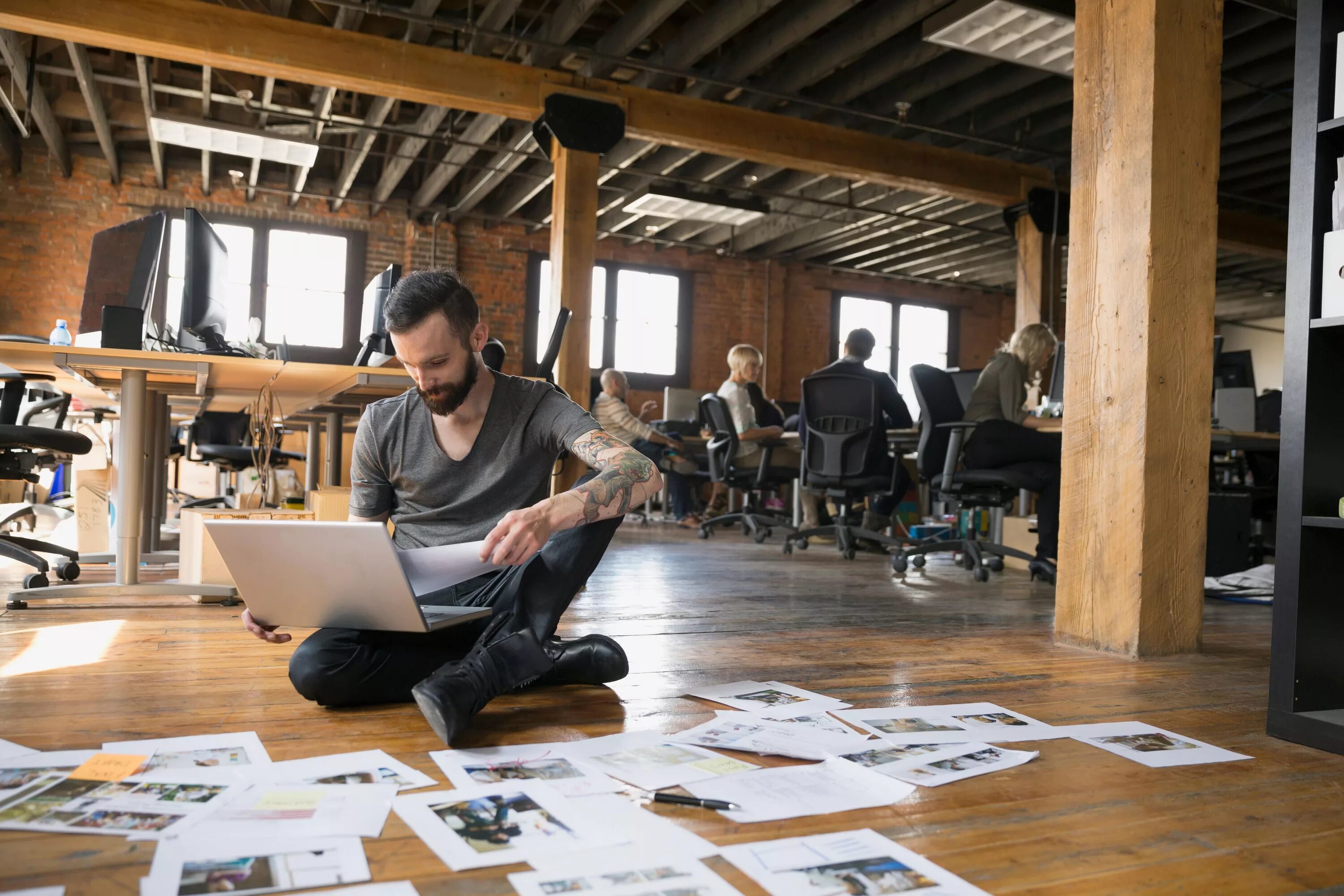 Дружный коллектив. Seo копирайтер. Молодежное предпринимательство. Коллектив в офисе. Современный человек.