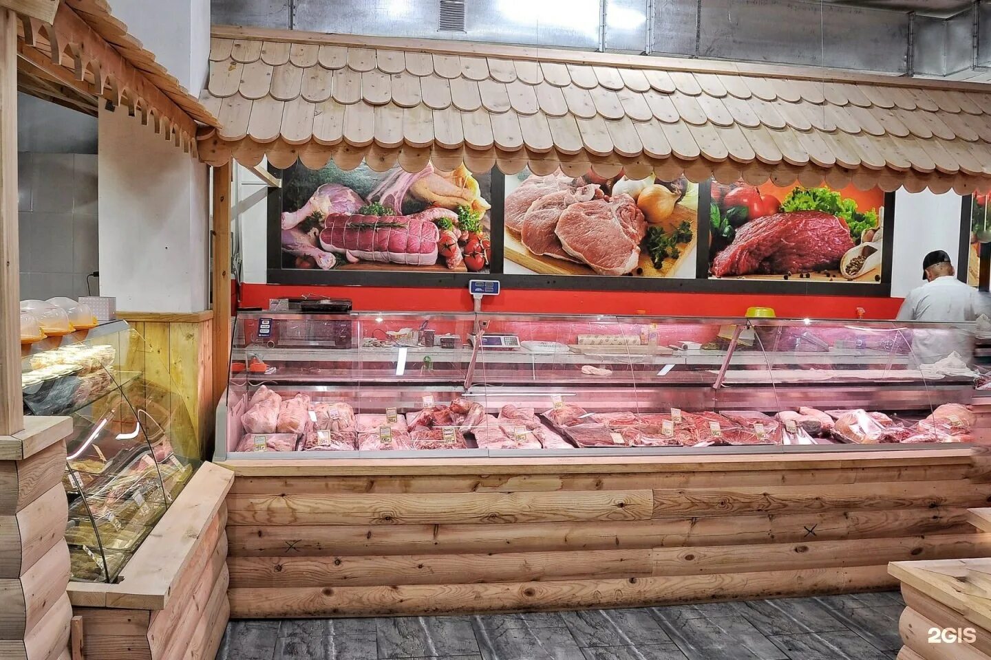 Веселые мясные фермы. Мясной центр плюс. Мясной магазин ферма. Витрина мясного магазина. Мясной магазин ферма.