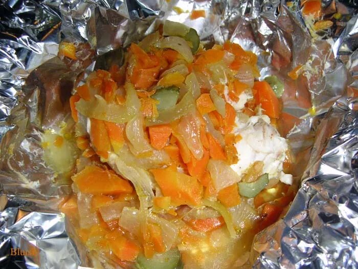 Картофель с овощами в фольге. Рыба в духовке с морковью и луком в фольге. лук морковь и рыба в фольге. курица в фольге с морковью и луком. рыба в фольге с картошкой и морковкой.