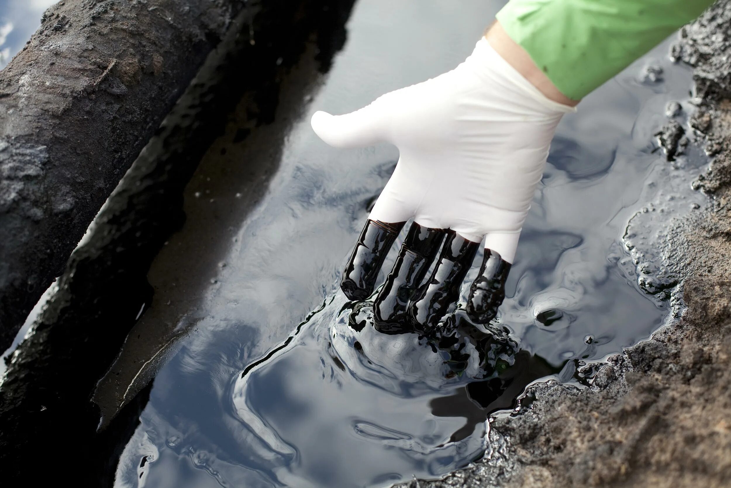 Нефть загрязняет воду. Разлив нефти на нефтепроводе Лукойла Коми. Загрязнение нефтью. Загрязнение воды нефтепродуктами. Нефть в воде.