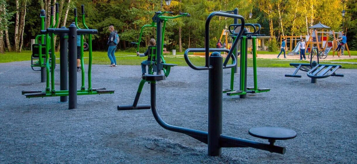 Спортплощадки парк мещерский. Парк красная пресня спортивные площадки. Парк садовники баскетбольная площадка. Современная детская площадка. Навесы в парках.