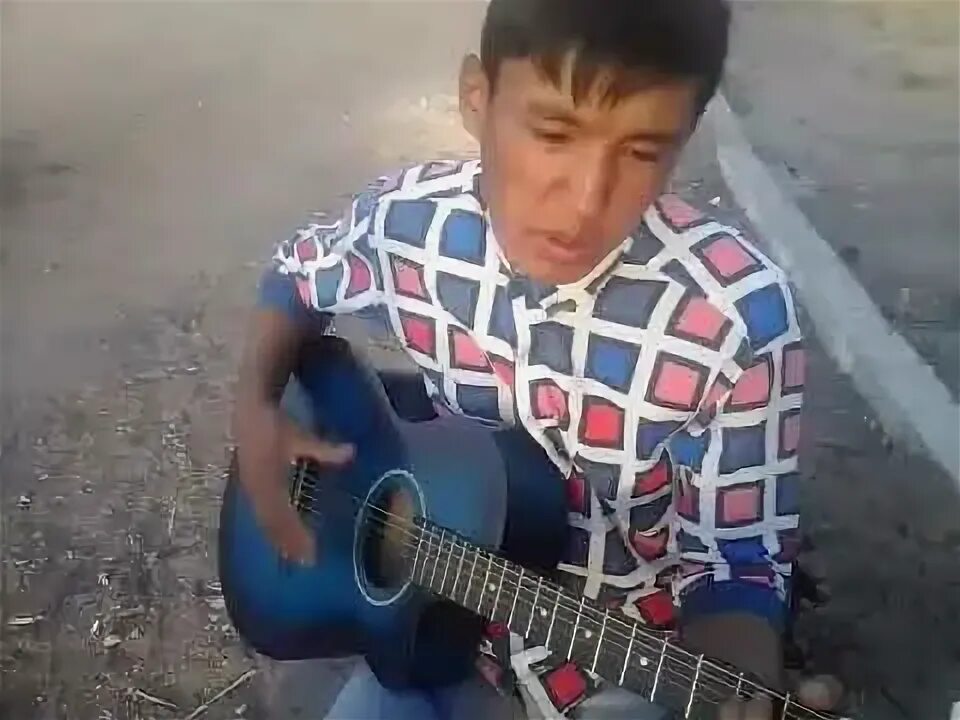 Киргиз поет. Киргизы поют. Кыргыз поет. Парень поет на улице кыргыз. Мальчик Киргиз поёт песню.