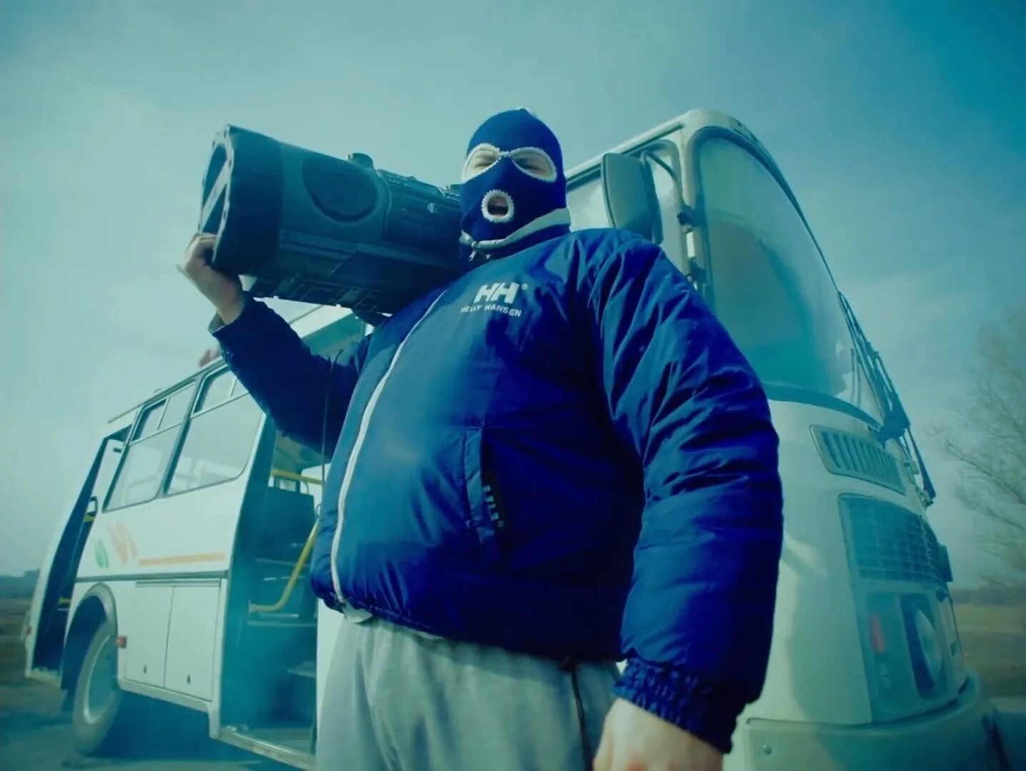 Группа грибы между нами тает. Между нами тает лед клип. Грибы лед. Грибы тает. Грибы группа тает лёд.