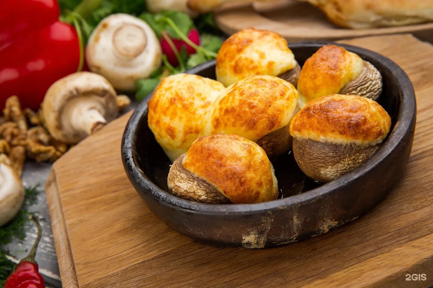 Запеченный ролл с сырной шапочкой. Запеченный роллы с тамаго. Вулкан спайси с лососем. Запеченные роллы. Запеченные шапочки.