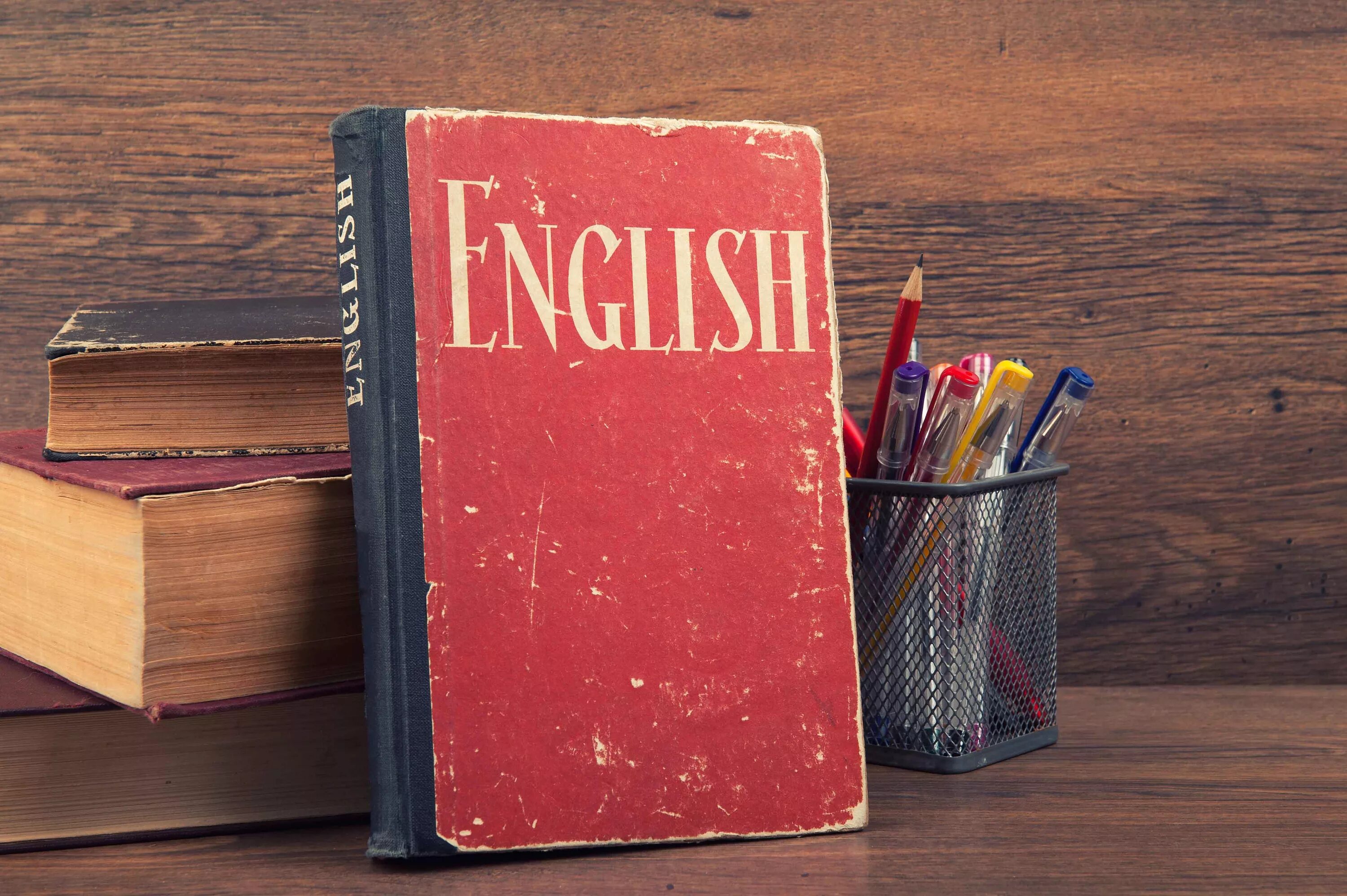 Знание англ языка. Английские книги на столе. English книга. Английский язык. Английский язык в картинках книга.