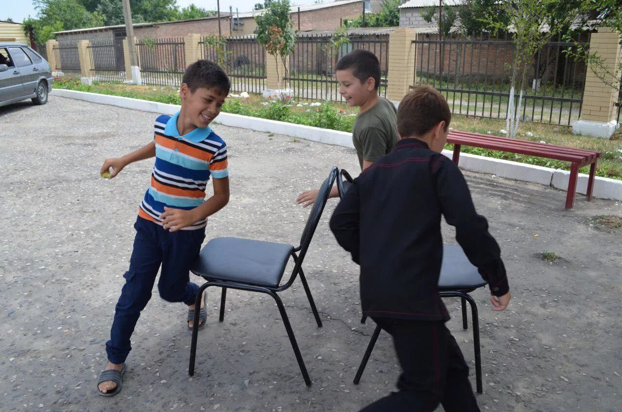 Musical chairs. Конкурс со стульями. Игра стулья. Бегают вокруг стула. Музыкальные стулья игра.