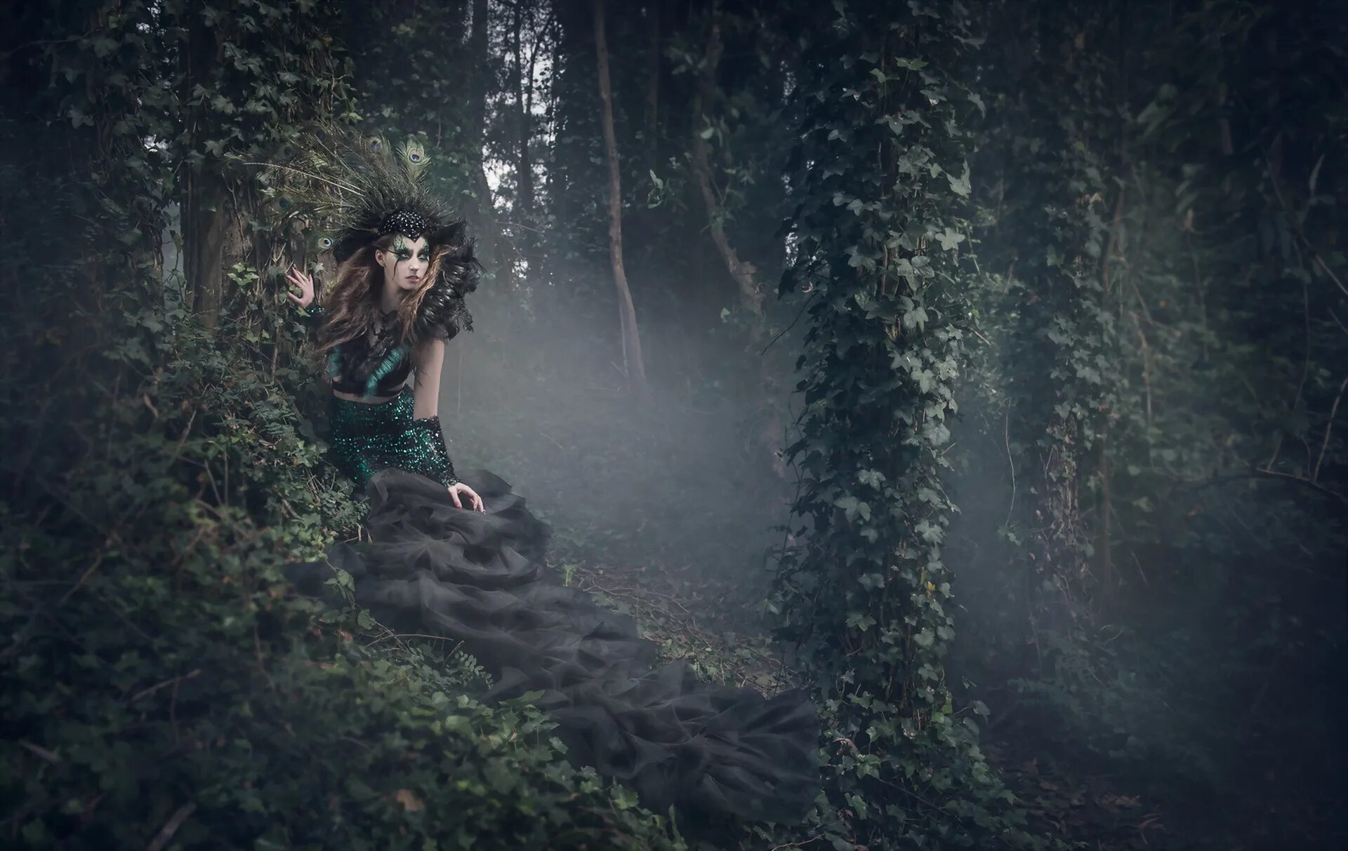 Три подруги. Три девушки со спины. Друзья на прогулке. Привязанная к дереву девочка. Три девушка лесу.