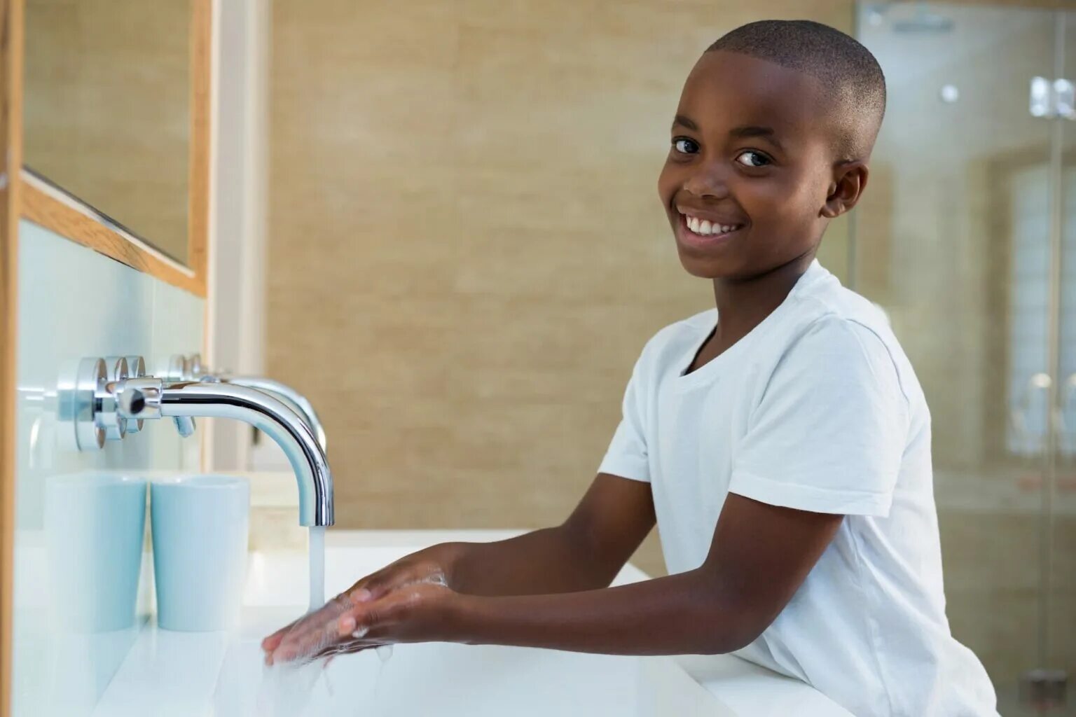 The children have washed. A boy washing his hands. Мальчик в Африке моет руки мылом. Моет мальчик глаголт фото. UNICEF Africa a boy Washes hands with Soap smiling.